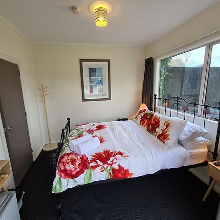 Central Masterton Sleepout Bagian luar foto